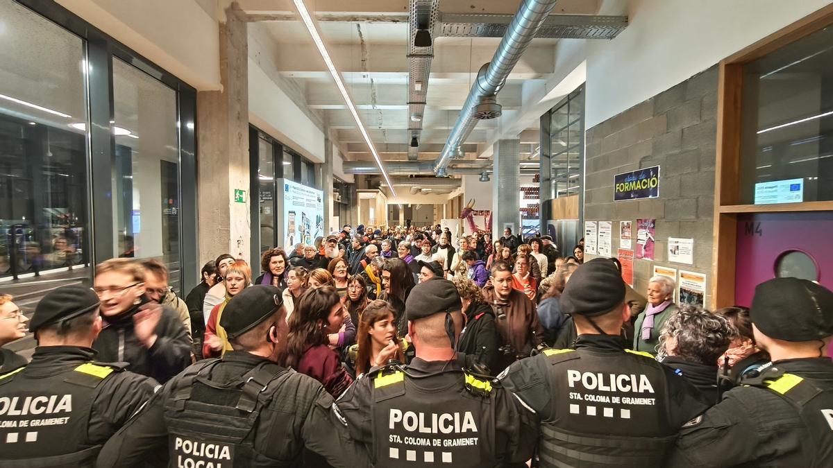Tenso enfrentamiento con la policía por un acto de Vox celebrado en un centro feminista de Santa Coloma