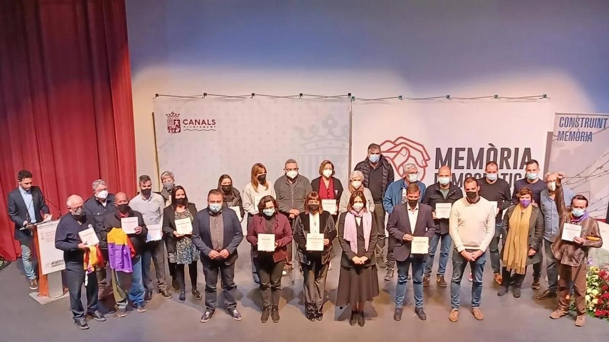 El homenaje a las víctimas del nazismo en Canals en el que se entregaron los 'Taulells de la memòria' a los ayuntamientos de la Costera.