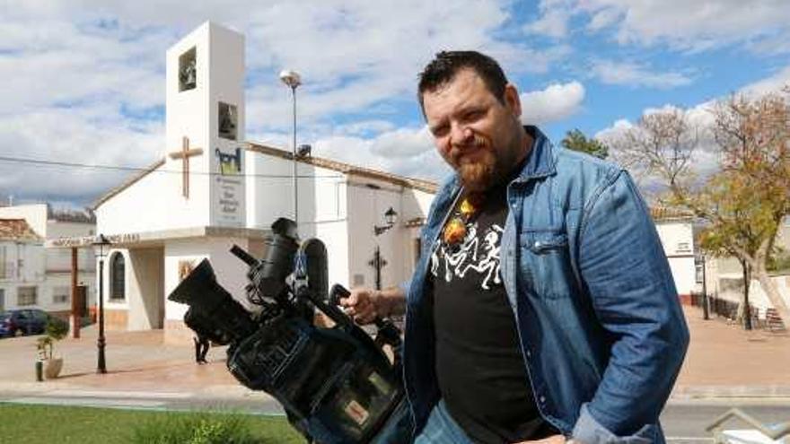 Pedro Bastante, esta semana con su cámara, delante de la parroquia de San Antonio Abad en Churriana.