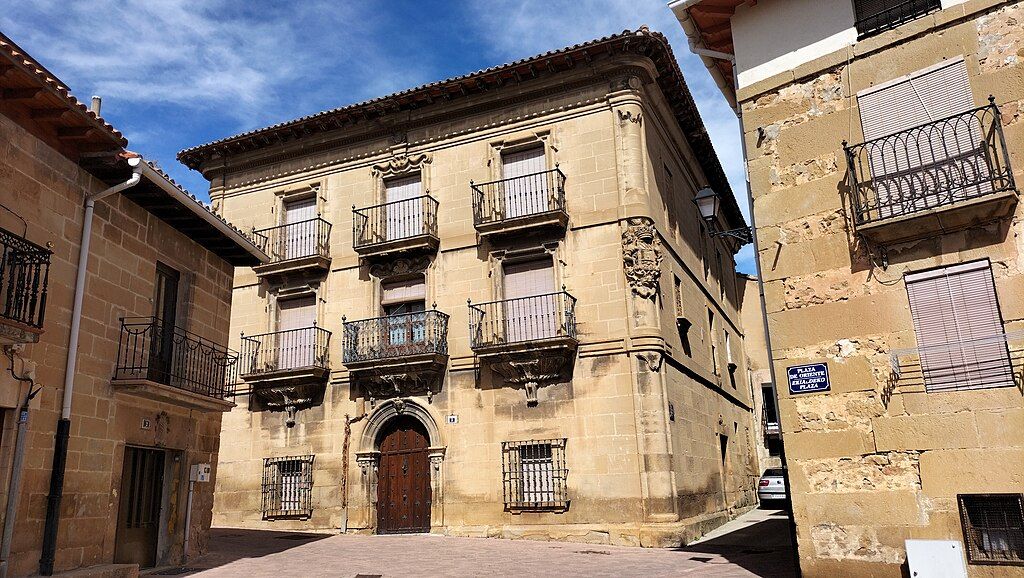 Podrás pasear por Elvillar para descubrir si entre sus vecinos vive alguna bruja.