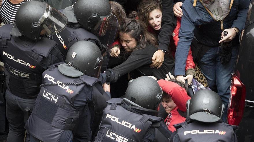 Amnistiados 46 policías nacionales investigados por las cargas del 1-O en Barcelona