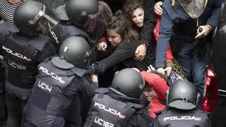 Amnistiados los 46 policías nacionales investigados por las cargas del 1-O en Barcelona