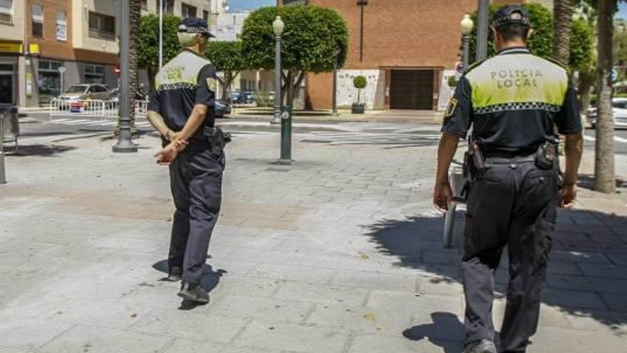 Un hombre rocía con líquido abrasivo a su expareja en plena calle en Torrellano