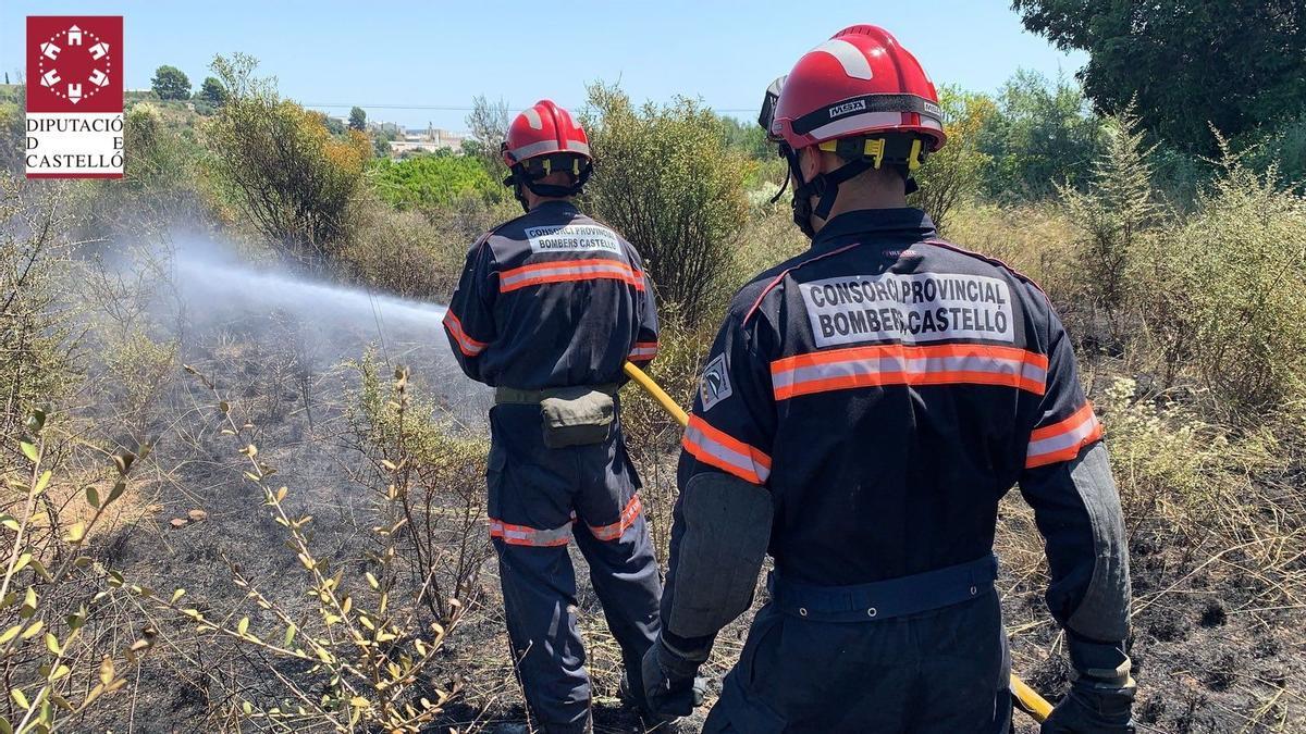 Los bomberos del Consorcio sofocan un incendio en la zona del Tossalet de Onda en imagen de archivo