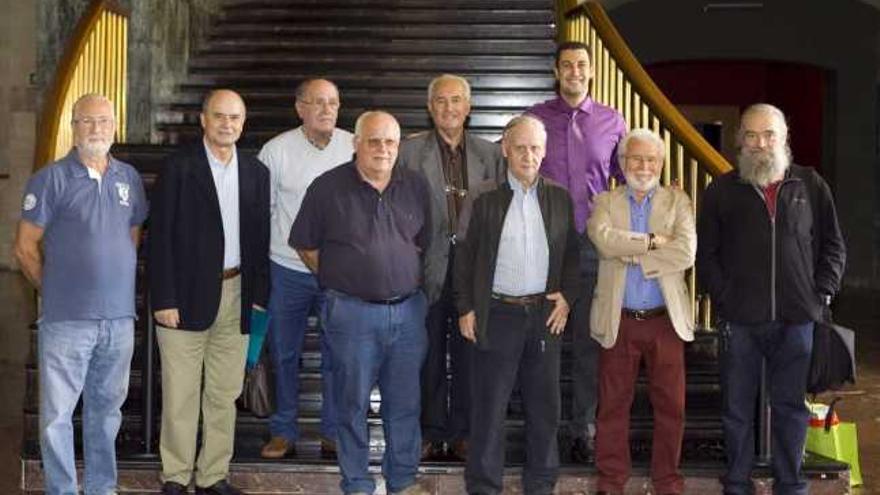 Los seis hijos de Enrique Segura que acudieron al homenaje, en la sala de pinturas, con Miguel Ángel Álvarez (tercero por la izquierda).