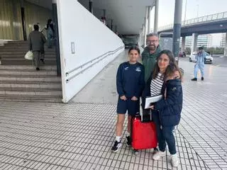 Pasajeros en la estación de tren de Gijón (en imágenes)