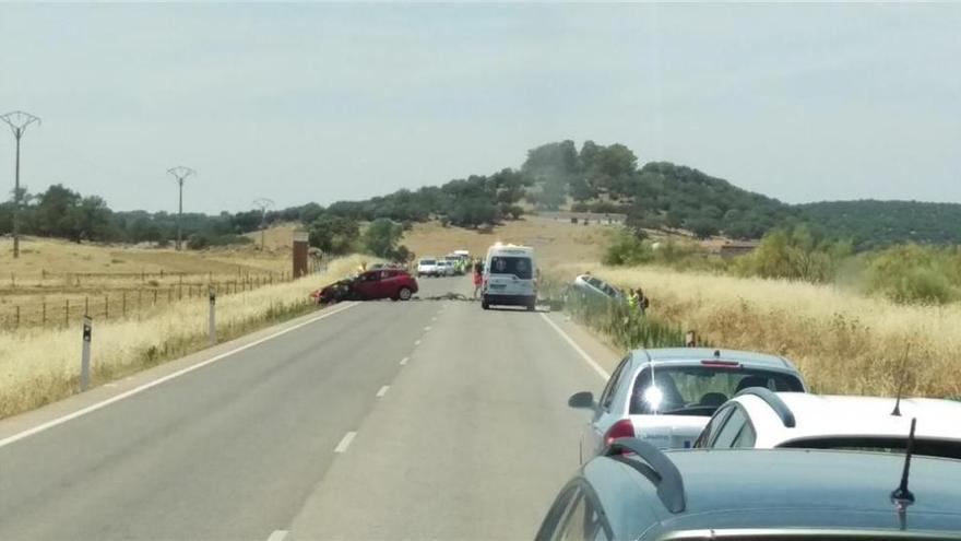 Dos muertos en el choque frontal entre dos vehículos cerca de Cáceres