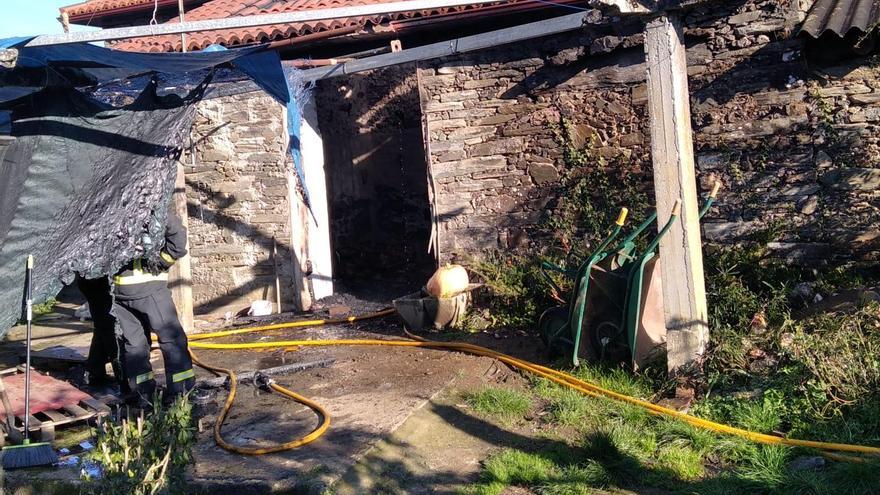 Tres perros mueren en un incendio que calcinó una vivienda en Oza-Cesuras