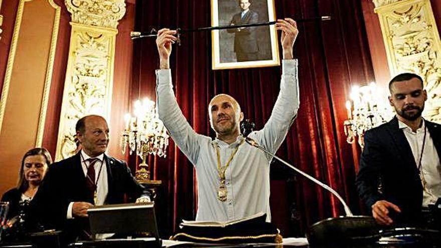 Gonzalo Pérez Jácome, con el bastón de mando, después de ser elegido nuevo alcalde del Concello de Ourense.