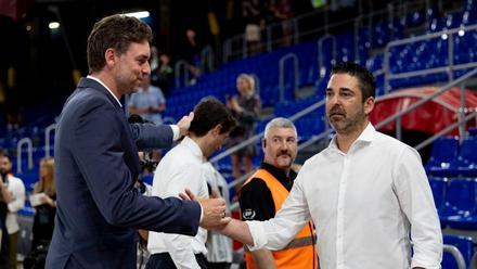 Pau Gasol y Juan Carlos Navarro estrechan las manos antes de un partido del Barça