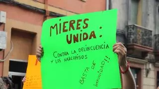 Los vecinos claman en las calles de Mieres contra los "narcopisos": "Hay peleas, amenazas, lanzan droga por la ventana... no podemos más"