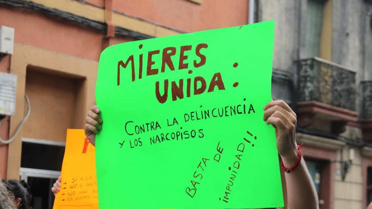 Los vecinos de Mieres claman en la calle contra los narcopisos y los puntos de venta de droga: "No más indiferencia contra la delincuencia"