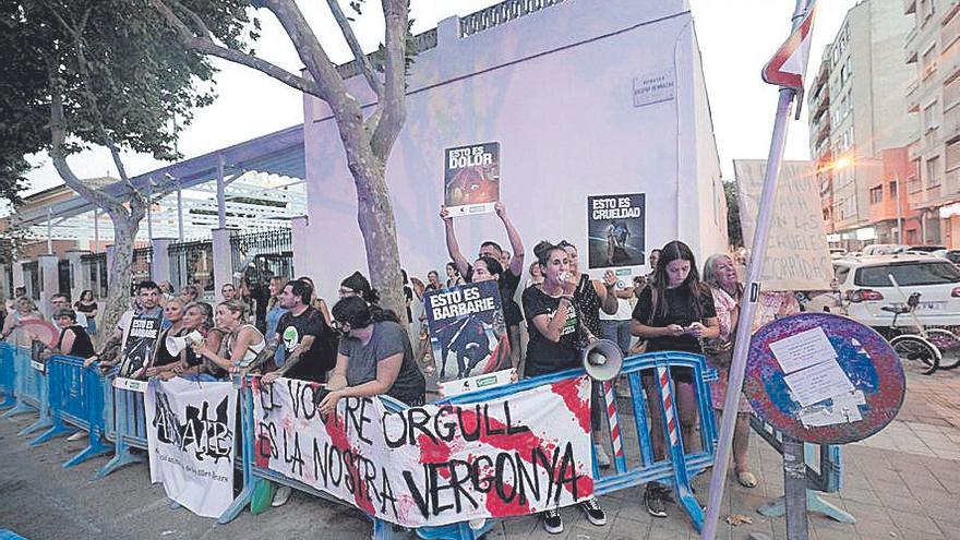 Una treintena de antitaurinos frente  al colegio Pius XII por la corrida en Palma