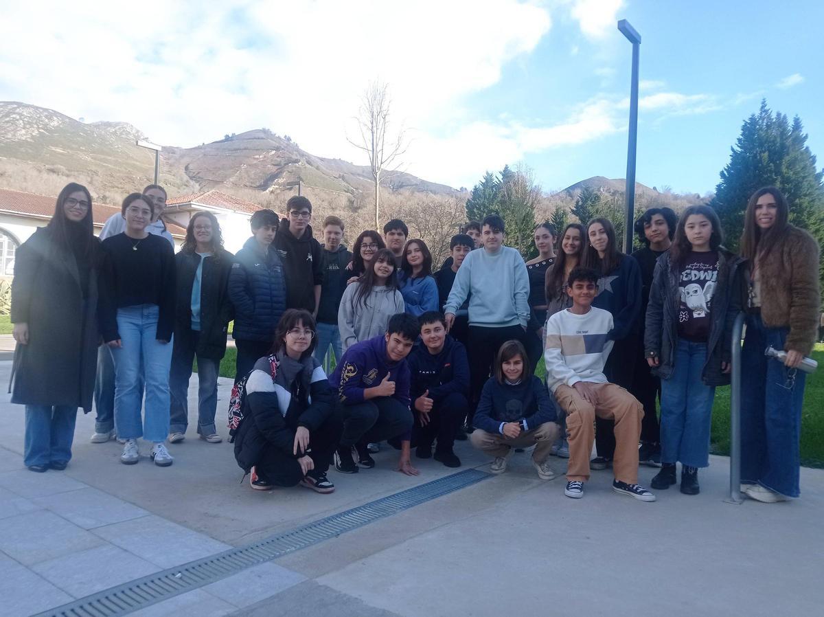 Alba Andrade, Sabrina García, Nuria Bartoloni, Elsa López, Vidal Barrena, Jorge Sánchez, Pablo Ferguson, Celia Pardo, David Llamazales, Petronela Llamazales, Jose A. Ramírez, Luis Calvo, Sergio Simón, Amelia Labra, Lucía Riaño, Alba Martino, Hugo Valdés, Luisa Gutiérrez, Emma Hórreo, Cove, Sofía García, Enol Sánchez, Rubén Sieres, Javi Peruyera y Juan Ramírez.