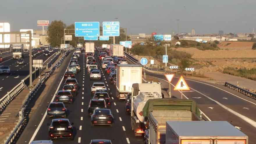Tráfico colapsado en Valencia: la A-3 y la A-7, atascadas por la operación salida de Semana Santa