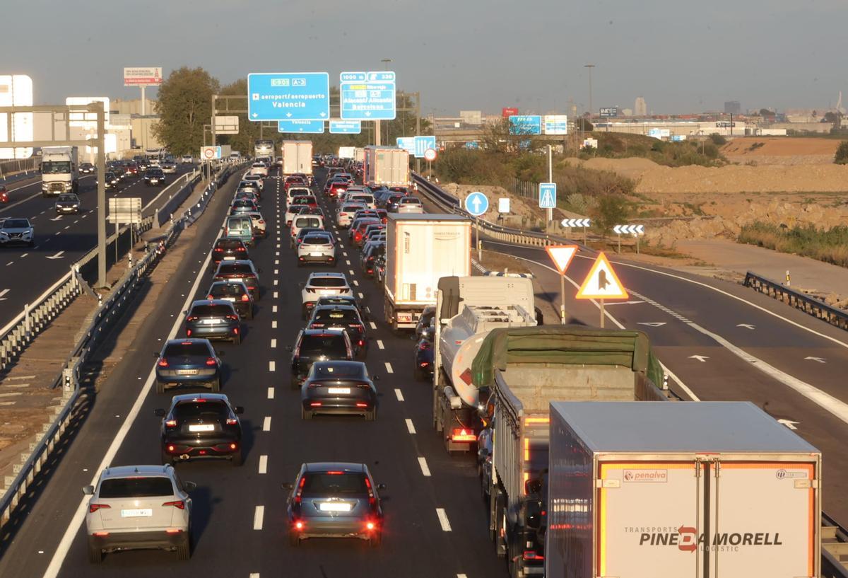 La carretera A-3, colapsada, en su entrada a València