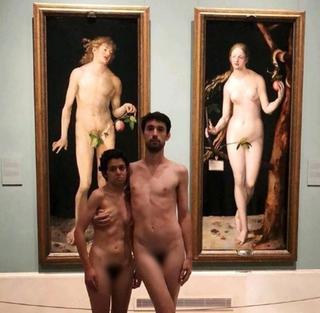 Una pareja se desnuda en el Museo del Prado ante los cuadros de Adán y Eva