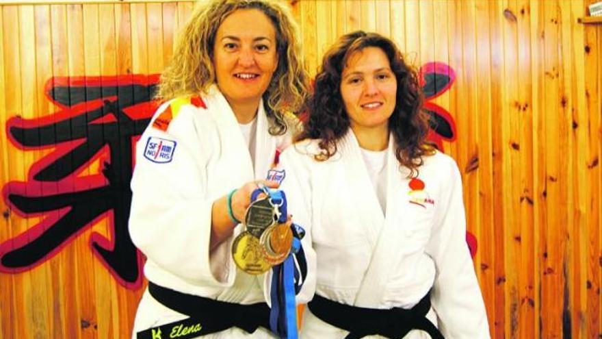 Elena Rodríguez y Amelia Fernández muestran sus medallas internacionales. / j. a. gandoy