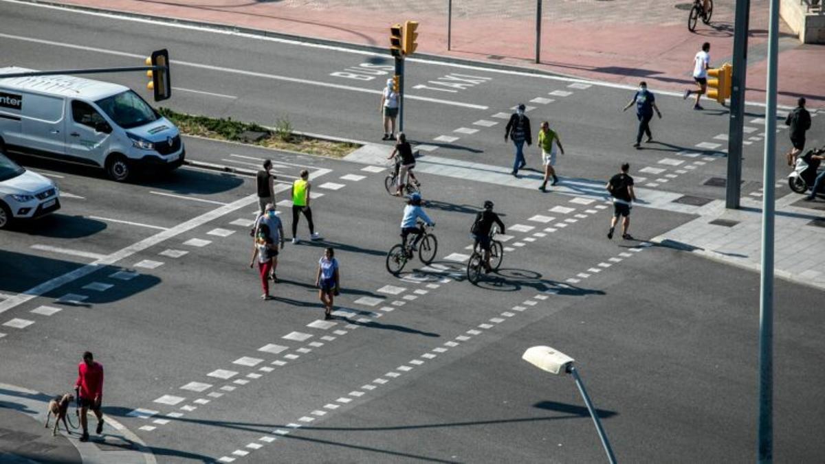 Persones i bicicletes travessant lavinguda del Paral·lel