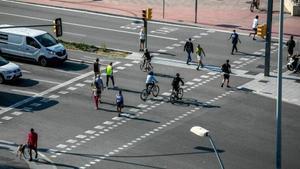 Persones i bicicletes travessant lavinguda del Paral·lel