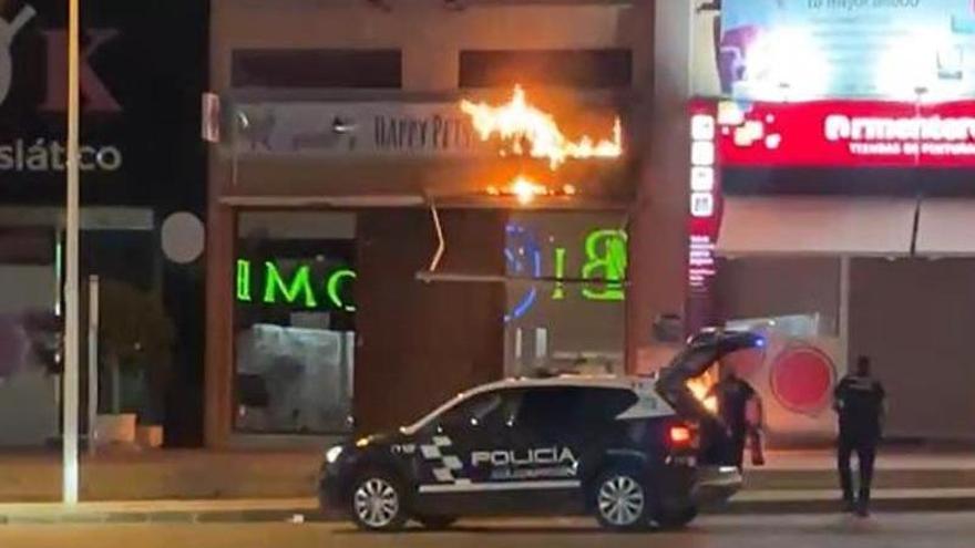 Alarma al incendiarse en Mazarrón una clínica veterinaria pe