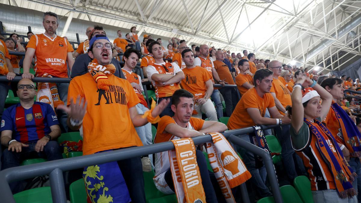 La afición taronja en la grada del Oaka