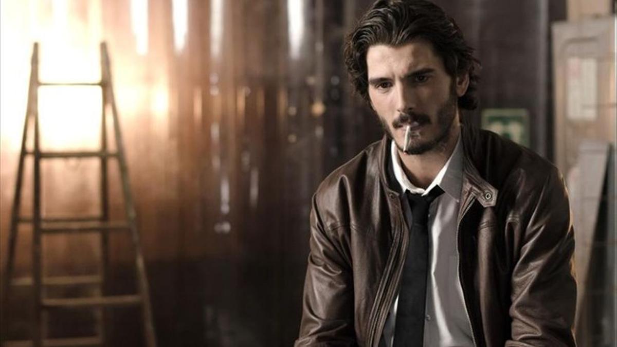 El actor Yon González, en una secuencia de la serie de Antena 3 'Bajo sospecha'.