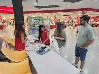 Cruz Roja Juventud y el centro comercial El Zoco recogen material escolar para familias vulnerables de Córdoba