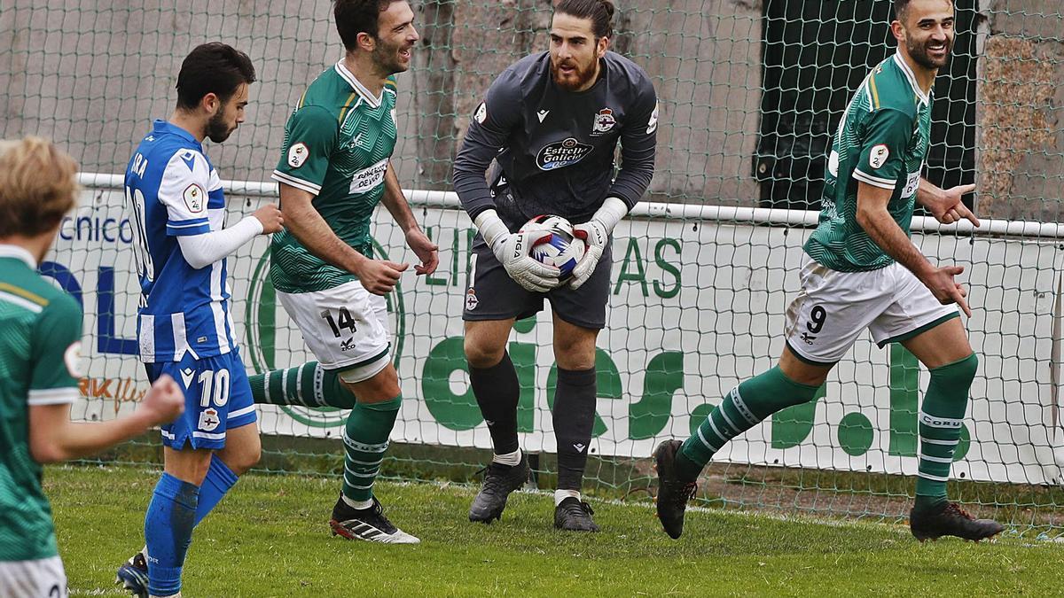 Carlos Abad coge un balón con la mano tras un tanto del Coruxo la pasada temporada en O Vao. |  // RICARDO GROBAS