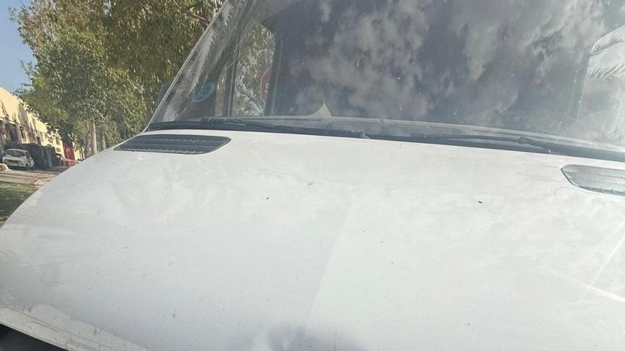 Detenido tras huir después de un atropello grave en Elche: paró, pero para colocar una rejilla desprendida del coche