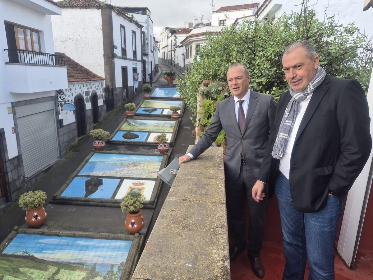 Augusto Hidalgo, consejero de Obras Públicas e Infraestructura, Arquitectura y Vivienda, y Alexis Henríquez, alcalde de Firgas.