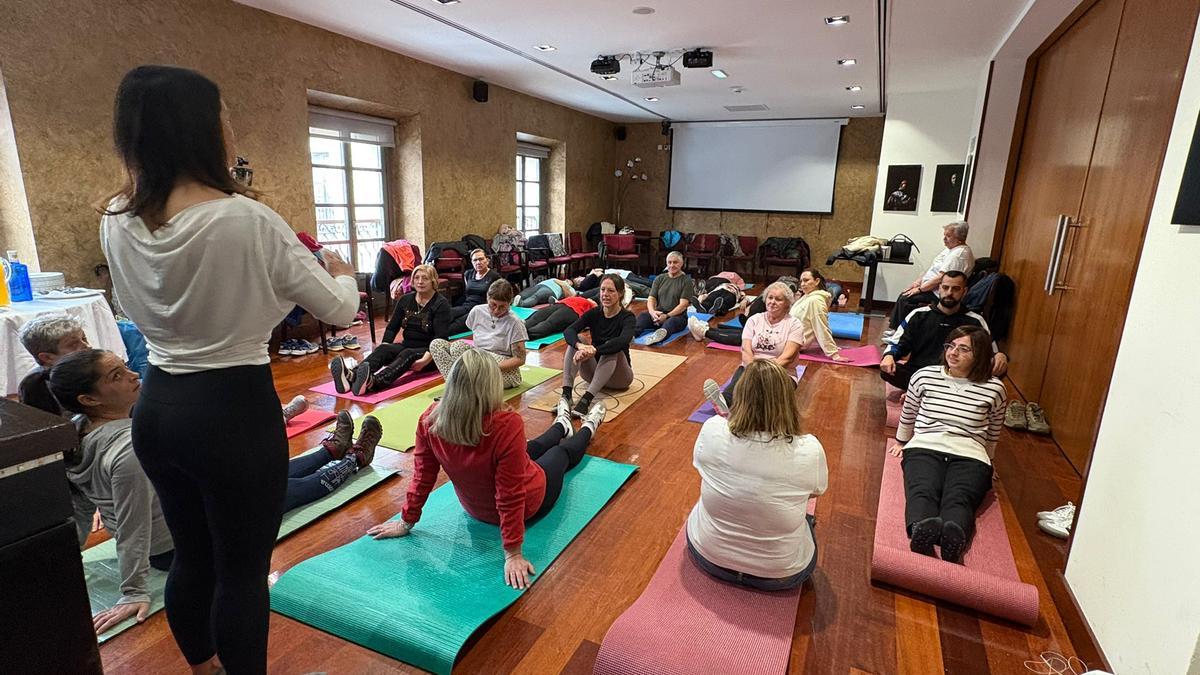 A la izquierda, Marta de la Fuente dirige el taller de yoga de este miércoles.