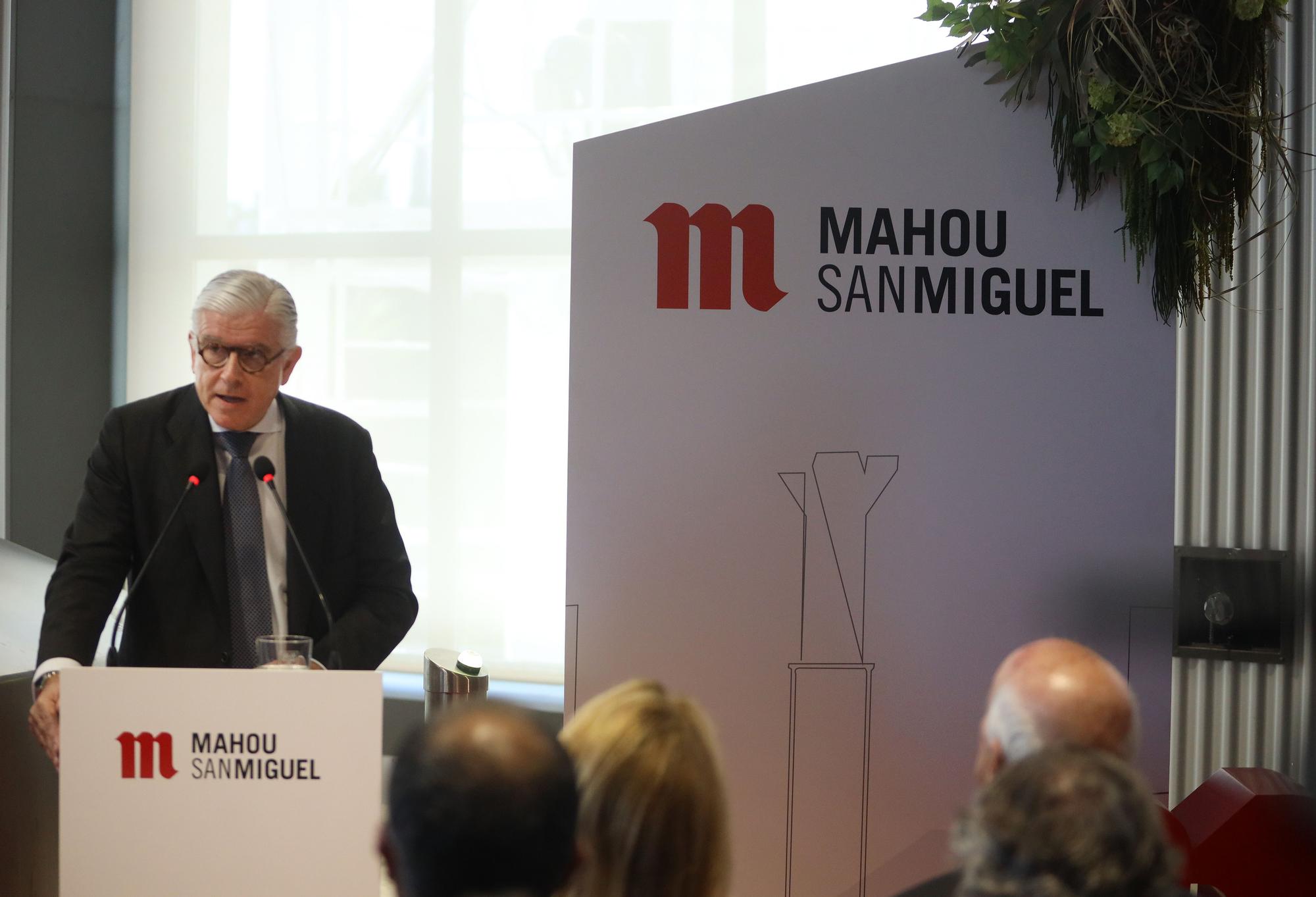 El presidente de la Junta de Andalucía, Juanma Moreno, visita la fábrica de San Miguel en Málaga