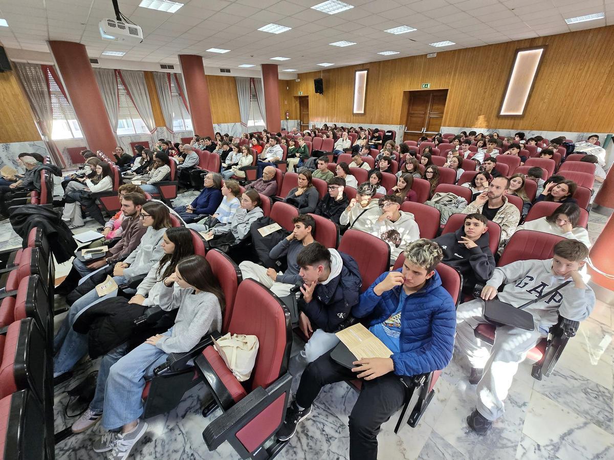 Participantes en el Foro Intercomunitario de Investigación Juvenil, en el auditorio de Industriales