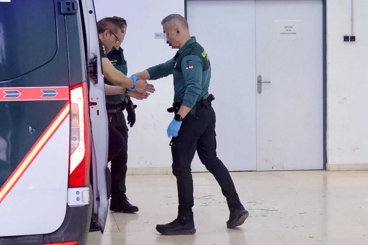 El acusado de coser a puñaladas a una mujer en Abanilla es conducido por la Guardia Civil a los juzgados de Cieza.