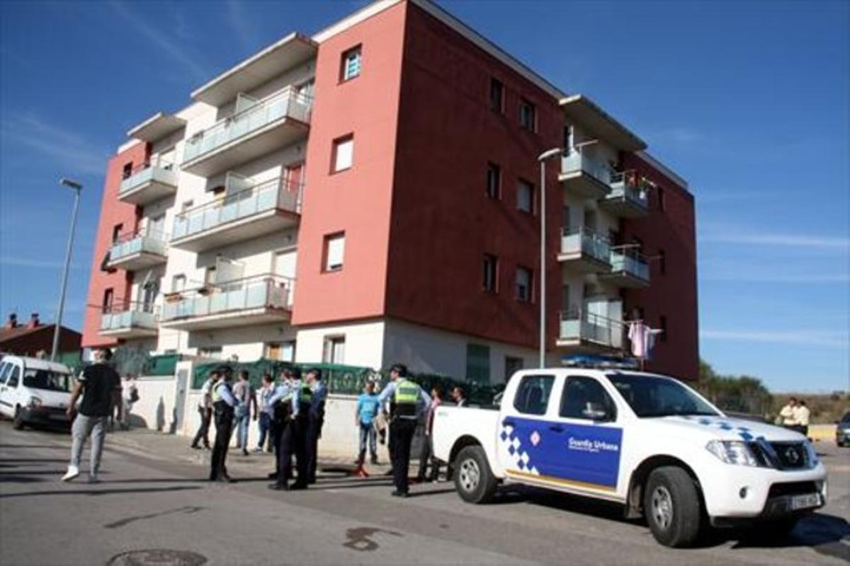 Sense llum ni aigua 8 Vigilància policial davant l’edifici del conflicte. Sense llum ni aigua 8 Vigilància policial davant l’edifici del conflicte.