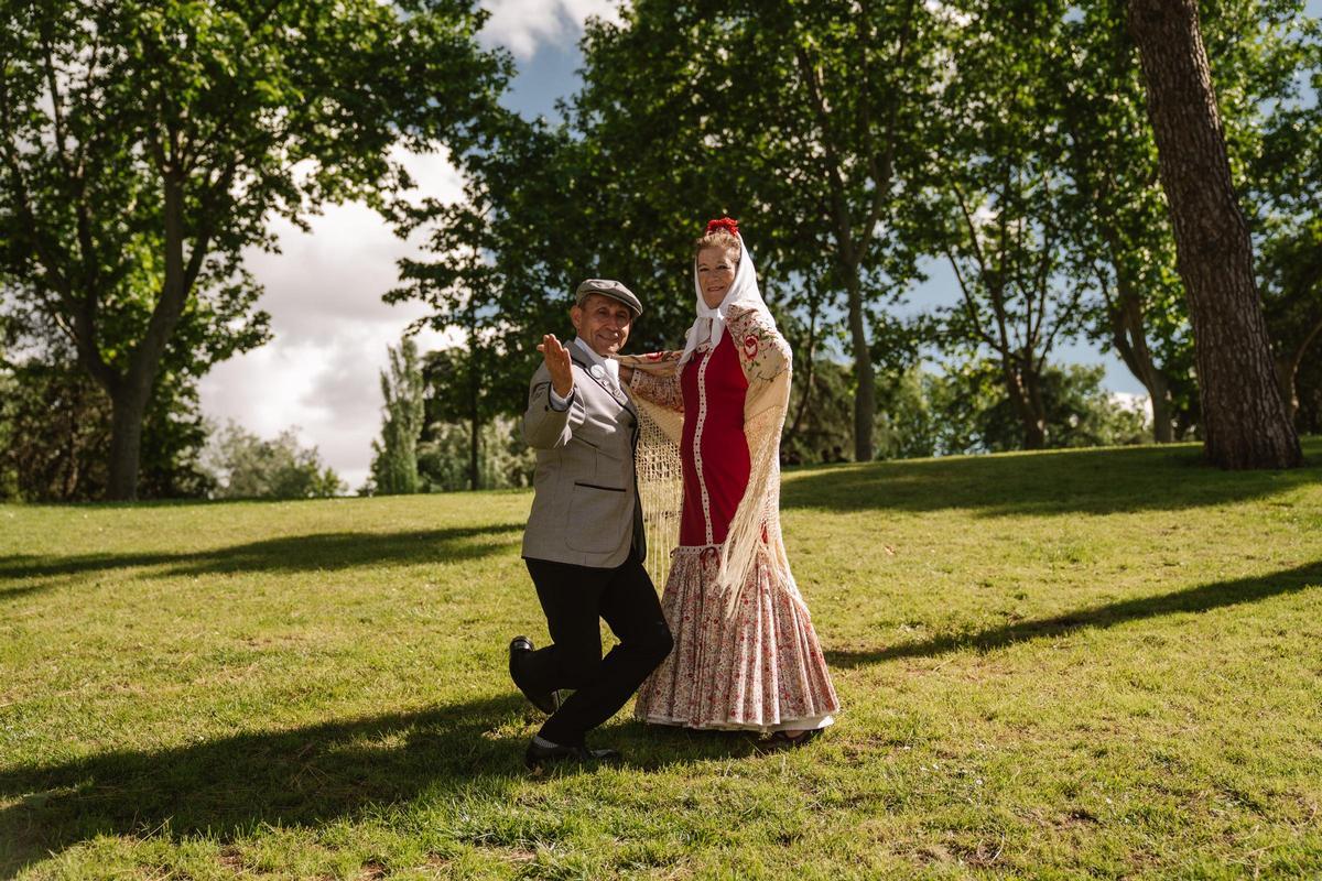 Manuel y Nieves posan vestidos de chulapos en la Pradera de San Isidro en Carabanchel