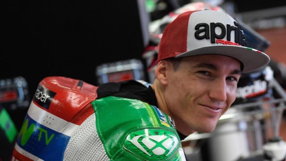 Aleix Espargaró, sonrie después de renovar por Aprilia dos años más.