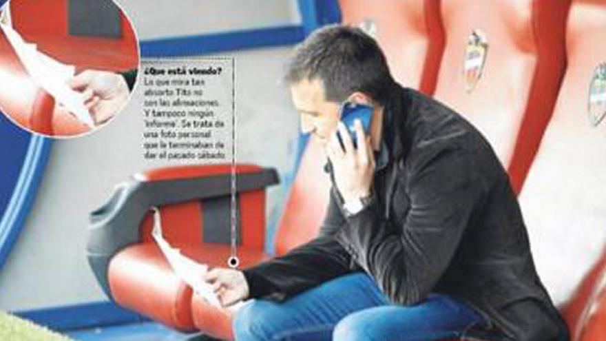 Tito, observando unas notas antes del partido ante el Córdoba.