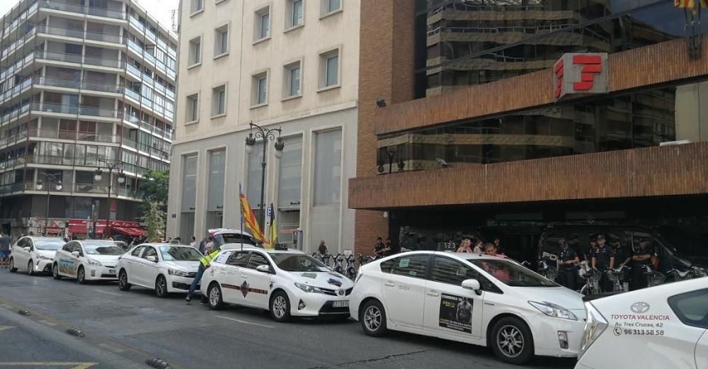 Taxistas ante la sede de de la Delegación de Gobierno en la Comunitat Valenciana.