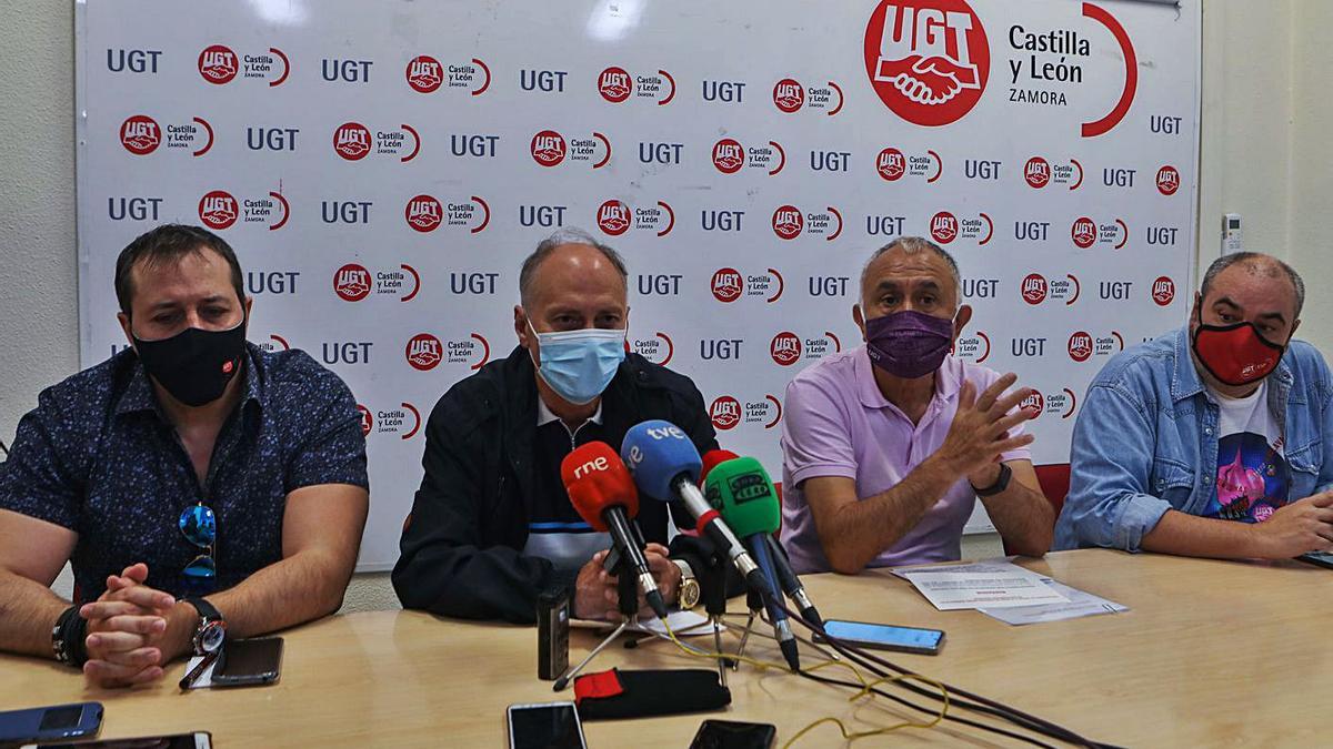 Desde la izquierda, Raúl Castaño, Pepe Álvarez, Faustino Temprano y Tomás Pérez, en el rueda de prensa.