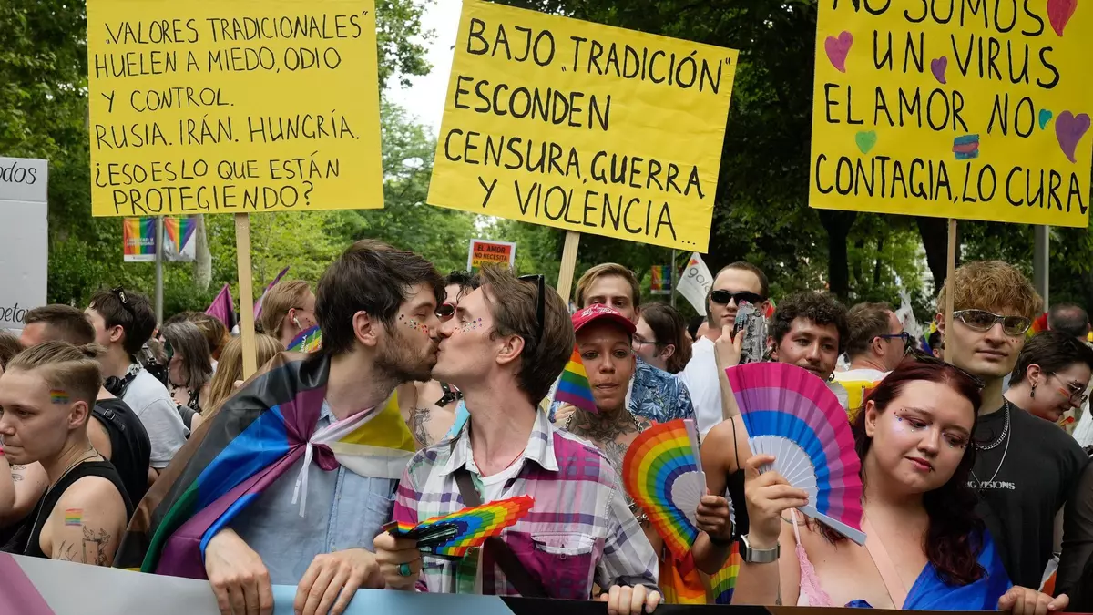 "Ni un paso atrás": Madrid planta cara a la LGTBIfobia creciente en un Orgullo que transciende lo colectivo