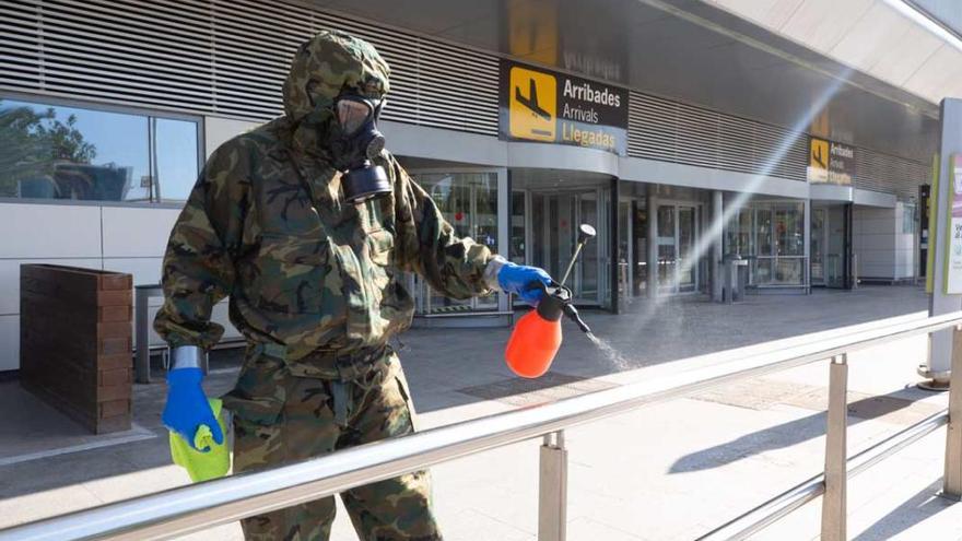 Los militares limpian y desinfectan el aeropuerto de Ibiza