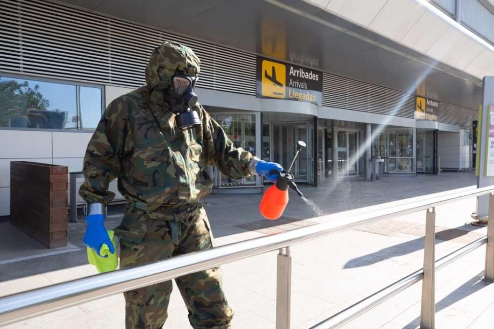 Los militares limpian y desinfectan el aeropuerto de Ibiza