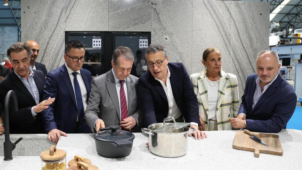 De izq. a dcha., Miras, Alejandro Lorenzo (detrás), Vázquez, Caballero, J. Ángel Lorenzo, Silva y Regades. / Alba Villar