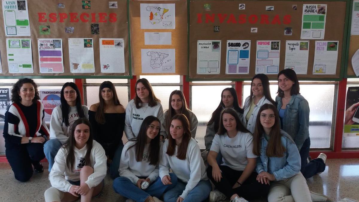 Las alumnas y su profesora, Miriam Llorente, junto a los trabajos realizados sobre las especies invasoras.