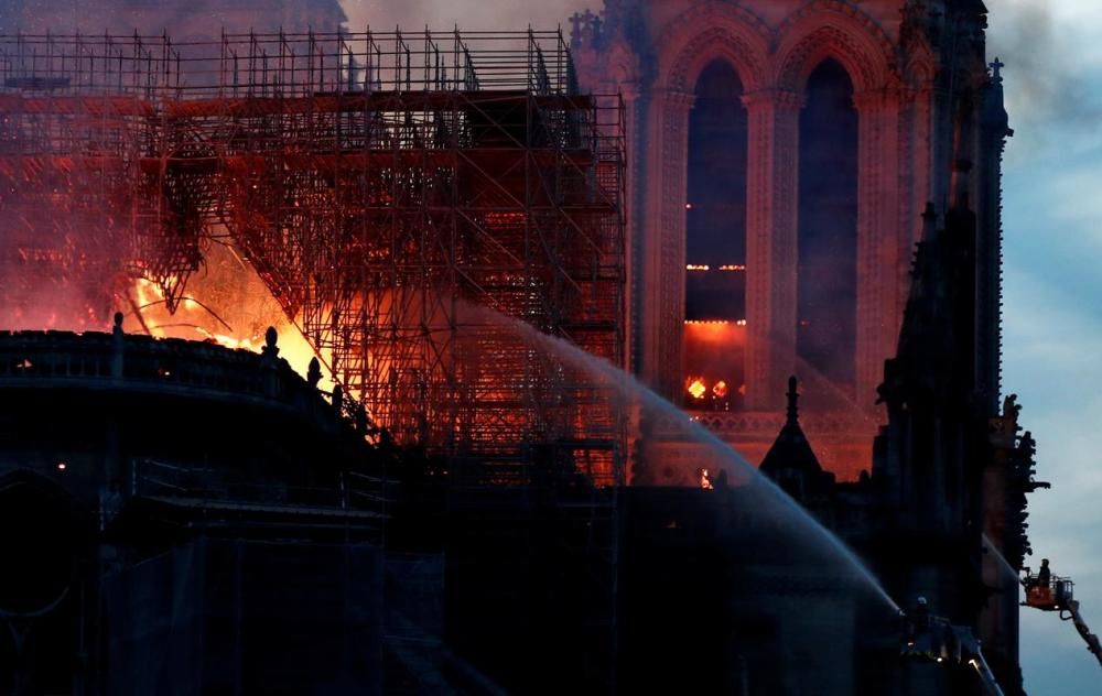 Un incendi crema Notre Dame de París