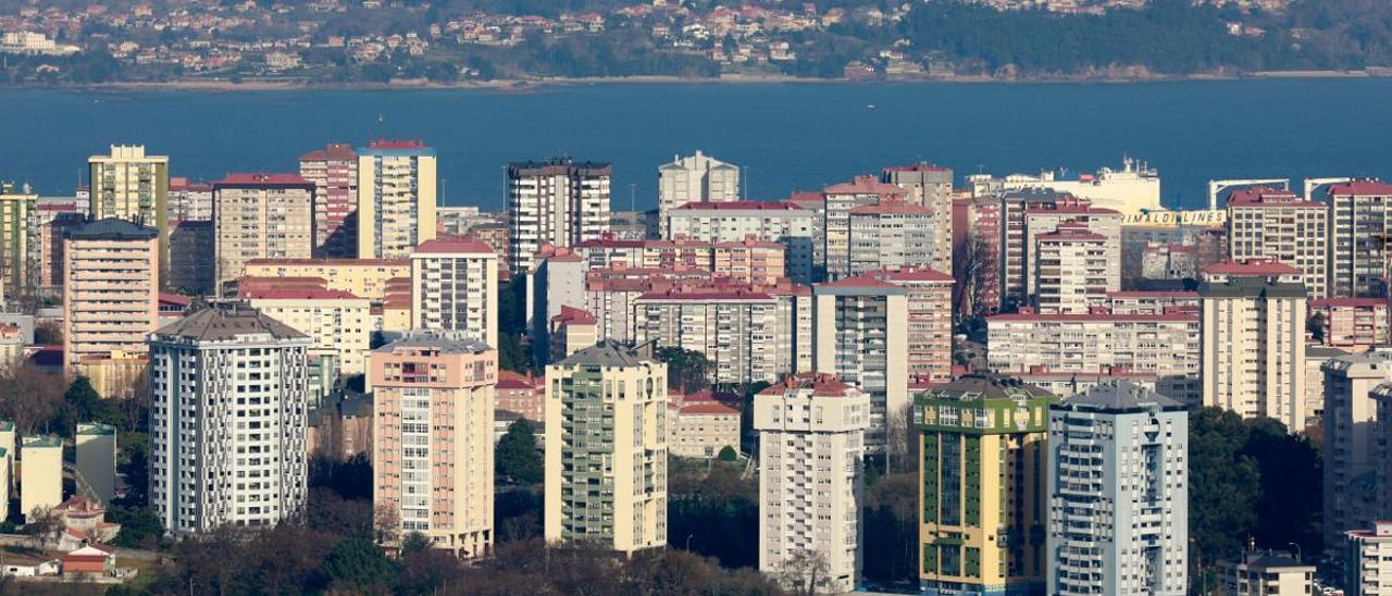 Vista de edificios en Vigo, con la ría de fondo.
