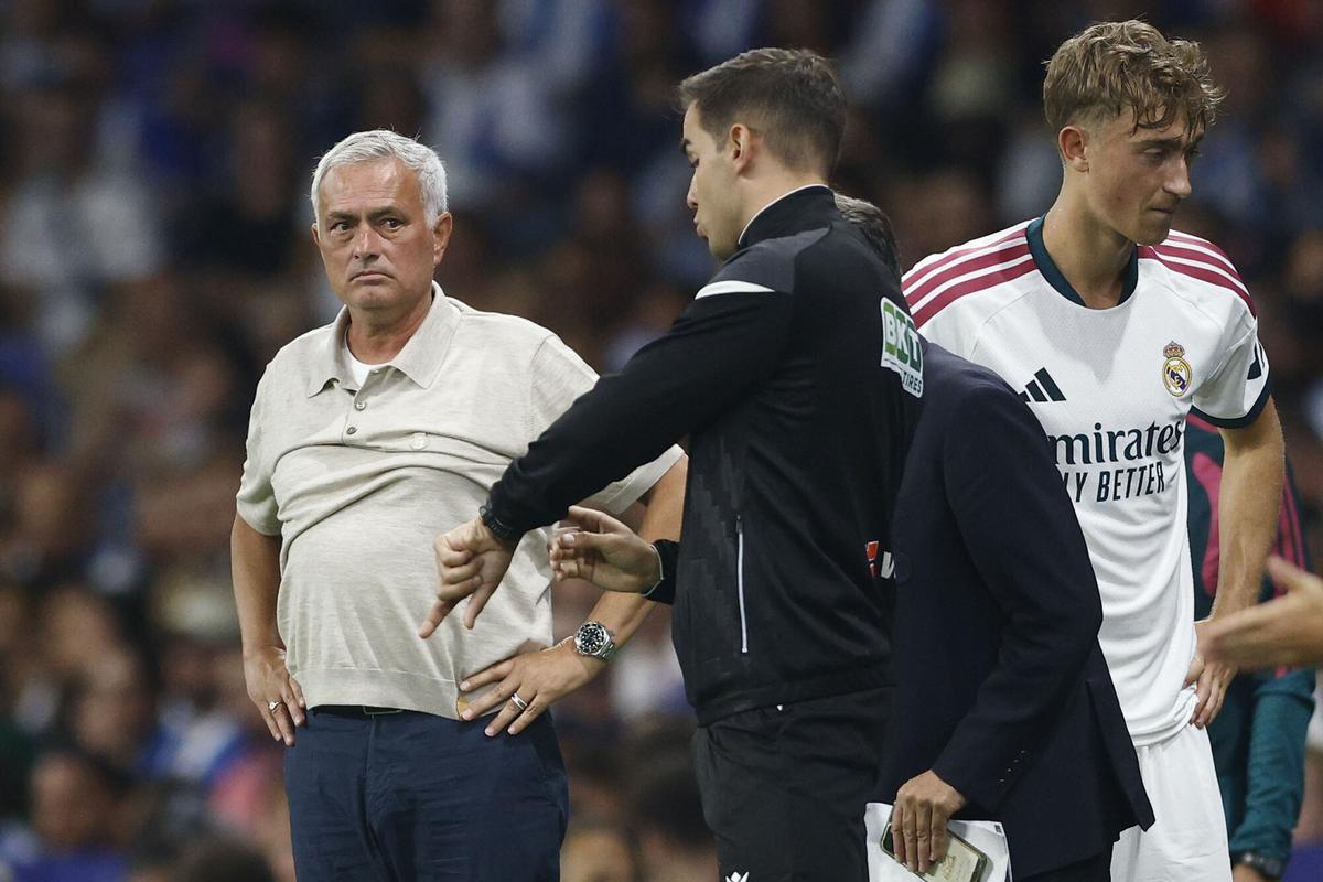El entrenador del Real Madrid, Jose Mourinho (i), durante el partido de LaLiga de fútbol que RCD Espanyol y Real Madrid disputan este sábado en el RCDE Stadium, en Barcelona.