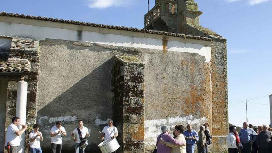 Los sayagueses durante una de las romerías que se celebran en la ermita de la Virgen de Gracia.